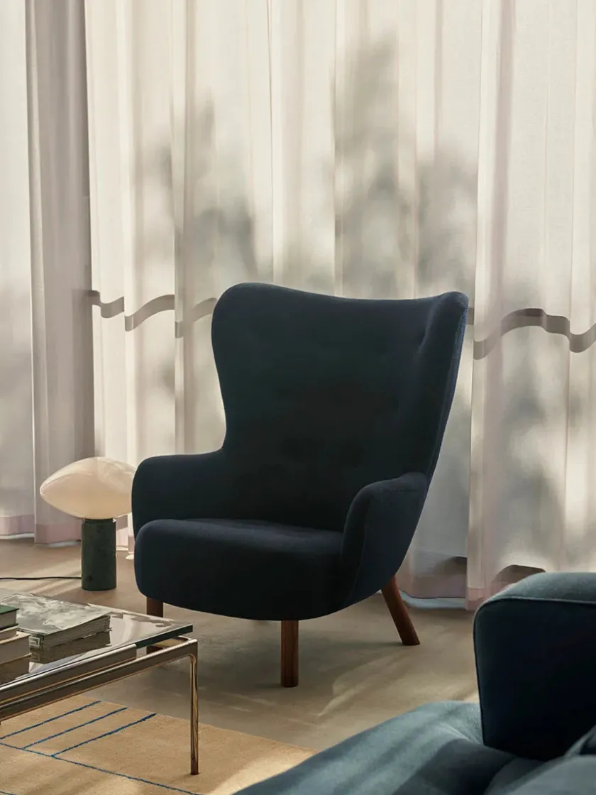 &Tradition Petra VB3 Chair, moonlight sheepskin/walnut fra> Lænestole