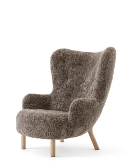 &Tradition Petra VB3 Chair, sahara sheepskin/oak fra> Lænestole