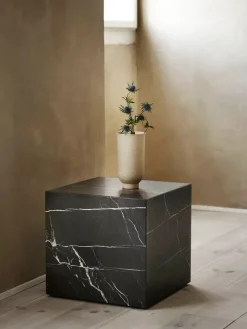 Audo Copenhagen Plinth Cubic Sand Kunis Breccia marmor fra><noscript><img width=
