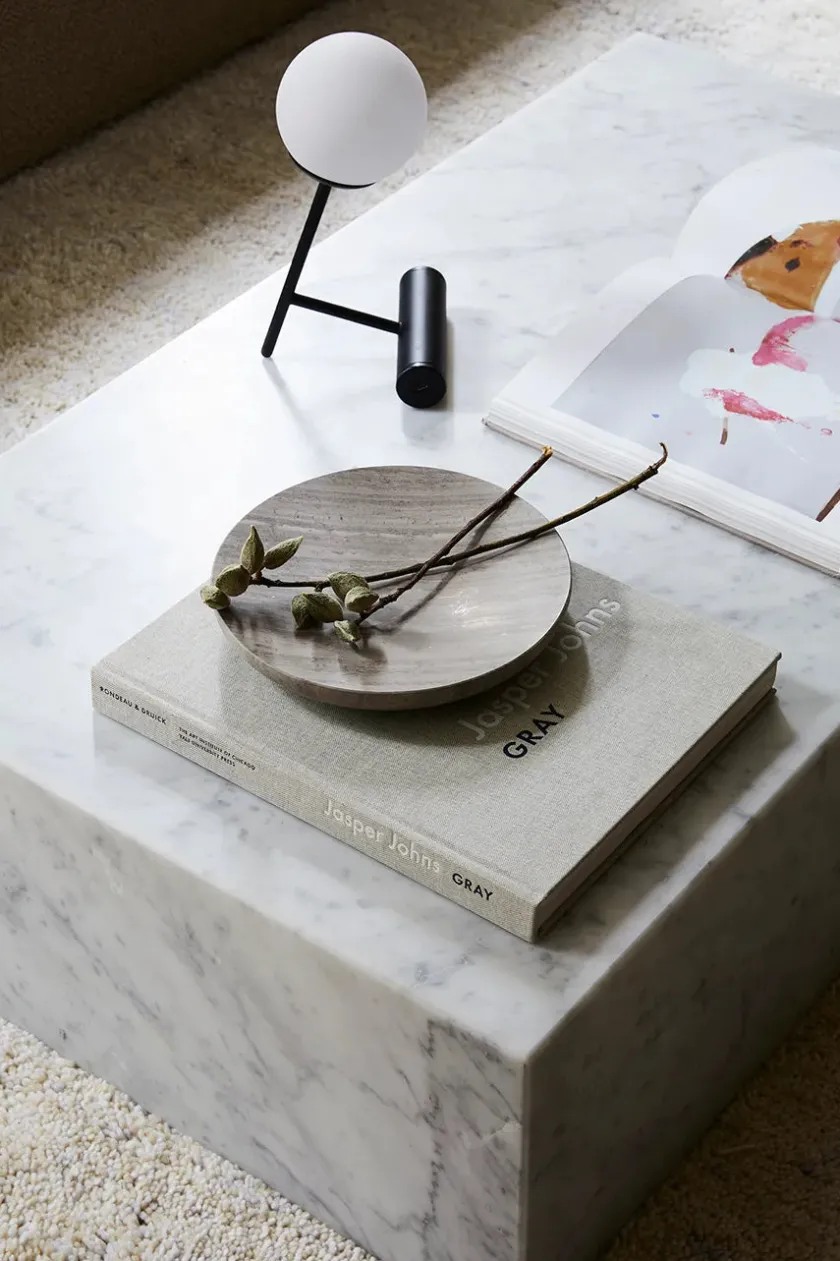 Audo Copenhagen Plinth Low, grey galaxy marble fra> Sofaborde