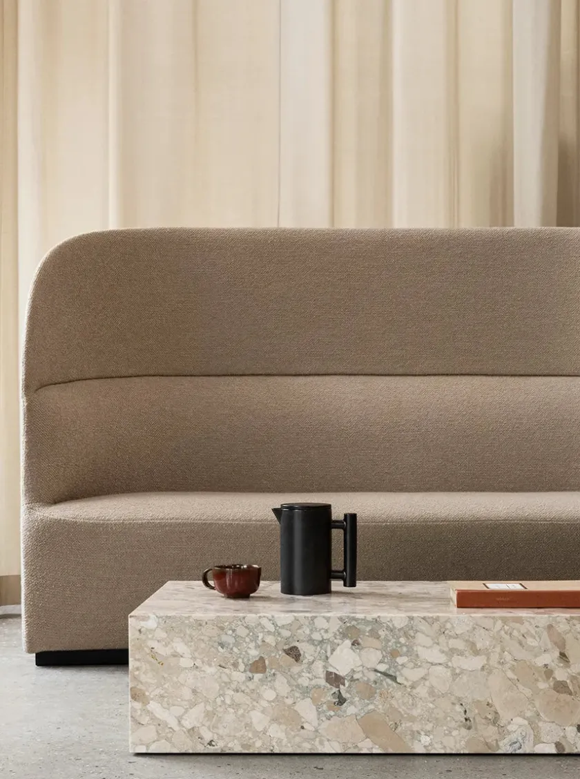 Audo Copenhagen Plinth Low, grey galaxy marble fra> Sofaborde
