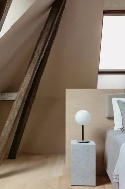 Audo Copenhagen Plinth Tall Sand Kunis Breccia marmor fra><noscript><img width=