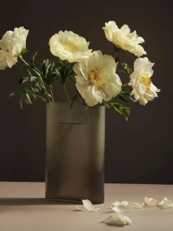 Muuto Ridge Vase, taupe frosted glass fra> Vaser