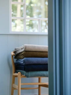 Silkeborg Uldspinderi Season Plaid, dark nordic grey fra> Puder Og Plaider