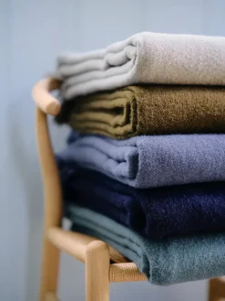 Silkeborg Uldspinderi Season Plaid, dark nordic grey fra><noscript><img width=
