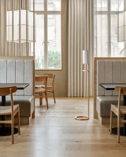 VOLA Sensorstyret håndsprit- og sæbedispenser, fritstående i hvid fra><noscript><img width=