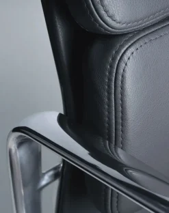 Vitra Soft Pad Chair EA 217 Kontorstol, cognac læder/krom stel fra><noscript><img width=