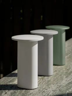 Fritz Hansen Solae Portable lampe af Cecilie Manz><noscript><img width=