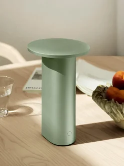 Fritz Hansen Solae Portable lampe af Cecilie Manz><noscript><img width=