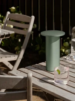 Fritz Hansen Solae Portable lampe af Cecilie Manz><noscript><img width=