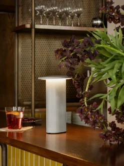 Fritz Hansen Solae Portable lampe af Cecilie Manz><noscript><img width=