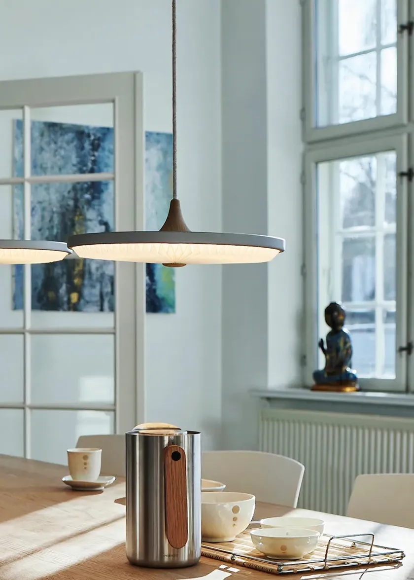 Le Klint Soleil pendel small, lys eg, plast skærm fra> Pendler|Spots