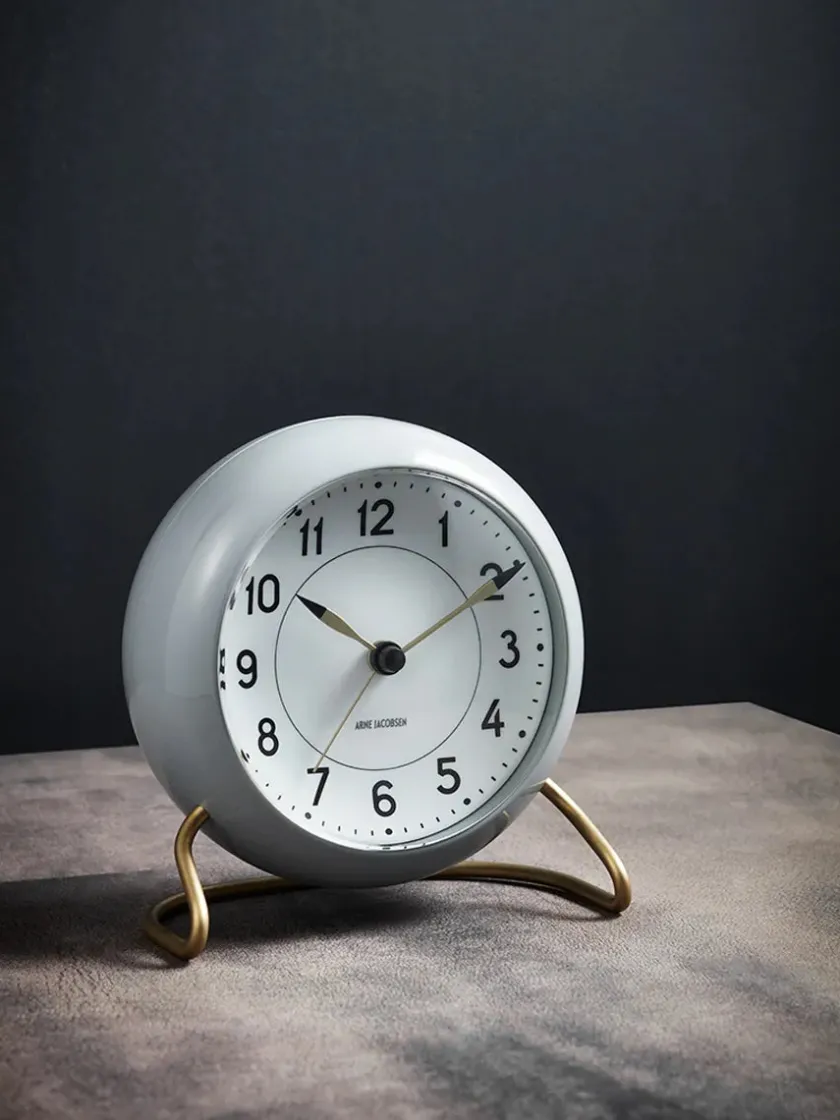 Arne Jacobsen Clocks Station Bordur, grå af Arne Jacobsen> Gaver Til Ham