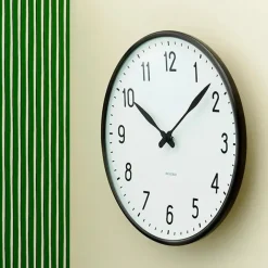 Arne Jacobsen Clocks Station vægur af Arne Jacobsen (Ø: 48)><noscript><img width=