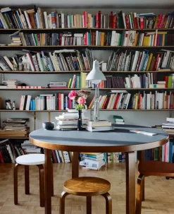Artek Stool 60, walnut stained fra> Skamler