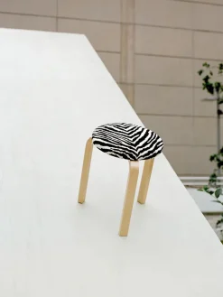 Artek Stool 60, zebra fabric fra> Skamler