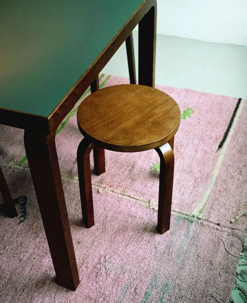 Artek Stool E60, sortlakeret fra> Skamler