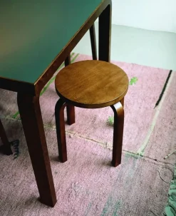 Artek Stool E60, walnut stained fra> Skamler