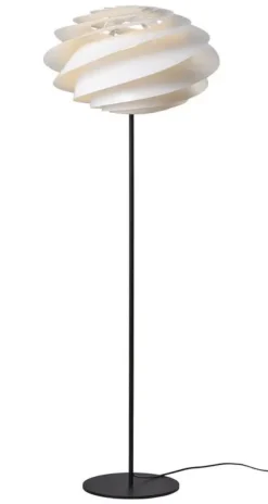 Le Klint Swirl gulvlampe fra><noscript><img width=