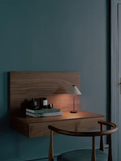 New Works Tana Wall Mounted Desk, black stained oak fra> Skriveborde