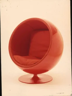 Eero Aarnio Originals The Ball Chair af Eero Aarnio><noscript><img width=