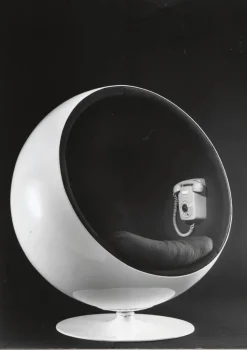 Eero Aarnio Originals The Ball Chair af Eero Aarnio><noscript><img width=