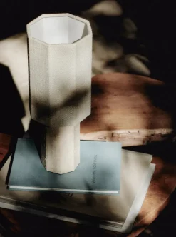 Louise Roe The Eight Over Eight Lamp Small, beige travertine fra> Spots