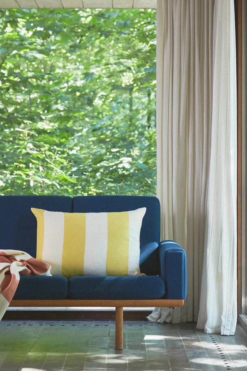 Silkeborg Uldspinderi The Sweater Cushion, blue fra> Puder Og Plaider|Puder