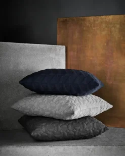 Fritz Hansen Trapez Pude 50x50 i midnight blue af Arne Jacobsen> Puder Og Plaider|Puder