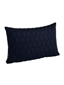 Fritz Hansen Trapez Pude 50x50 i midnight blue af Arne Jacobsen><noscript><img width=