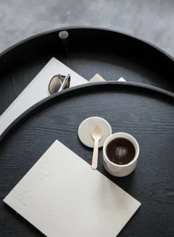 Audo Copenhagen Turning Table, black ash fra> Sofaborde