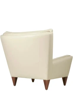 GUBI V11 Lounge Chair, smooth leather cream fra><noscript><img width=