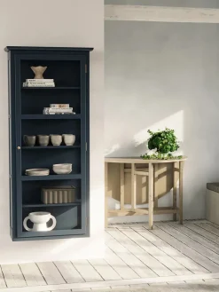 Lindebjerg Design Væghængt Vitrineskab N4, dark blue fra> Vitrineskabe