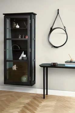 Lindebjerg Design Væghængt Vitrineskab N4, dark oak fra> Vitrineskabe