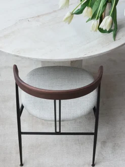 GUBI Violin Dining Chair, american walnut fra><noscript><img width=