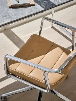 Vipp 453 Swivel+ Chair m/hjul, dark sand tekstil fra><noscript><img width=