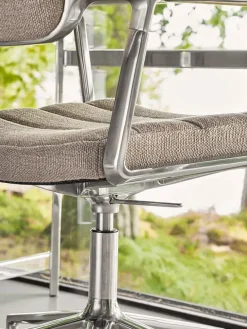 Vipp 453 Swivel+ Chair m/hjul, dark sand tekstil fra><noscript><img width=