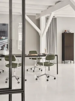 Vipp 453 Swivel+ Chair m/hjul, dark sand tekstil fra><noscript><img width=