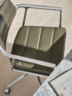 Vipp 453 Swivel+ Chair m/hjul, dark sand tekstil fra><noscript><img width=