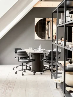 Vipp 453 Swivel+ Chair m/sort stel & hjul, sort læder fra> Kontorstole