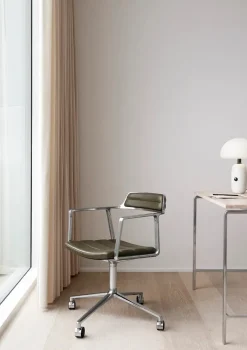 Vipp 452 Swivel Chair m/sort stel & hjul, sort læder fra><noscript><img width=
