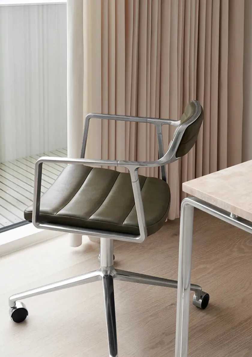 Vipp 452 Swivel Chair m/sort stel & hjul, sort læder fra> Kontorstole