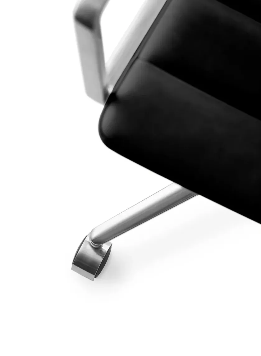Vipp 452 Swivel Chair m/sort stel & hjul, sort læder fra> Kontorstole