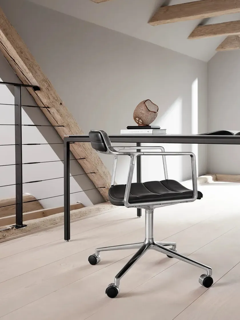 Vipp 452 Swivel Chair m/sort stel & hjul, sort læder fra> Kontorstole