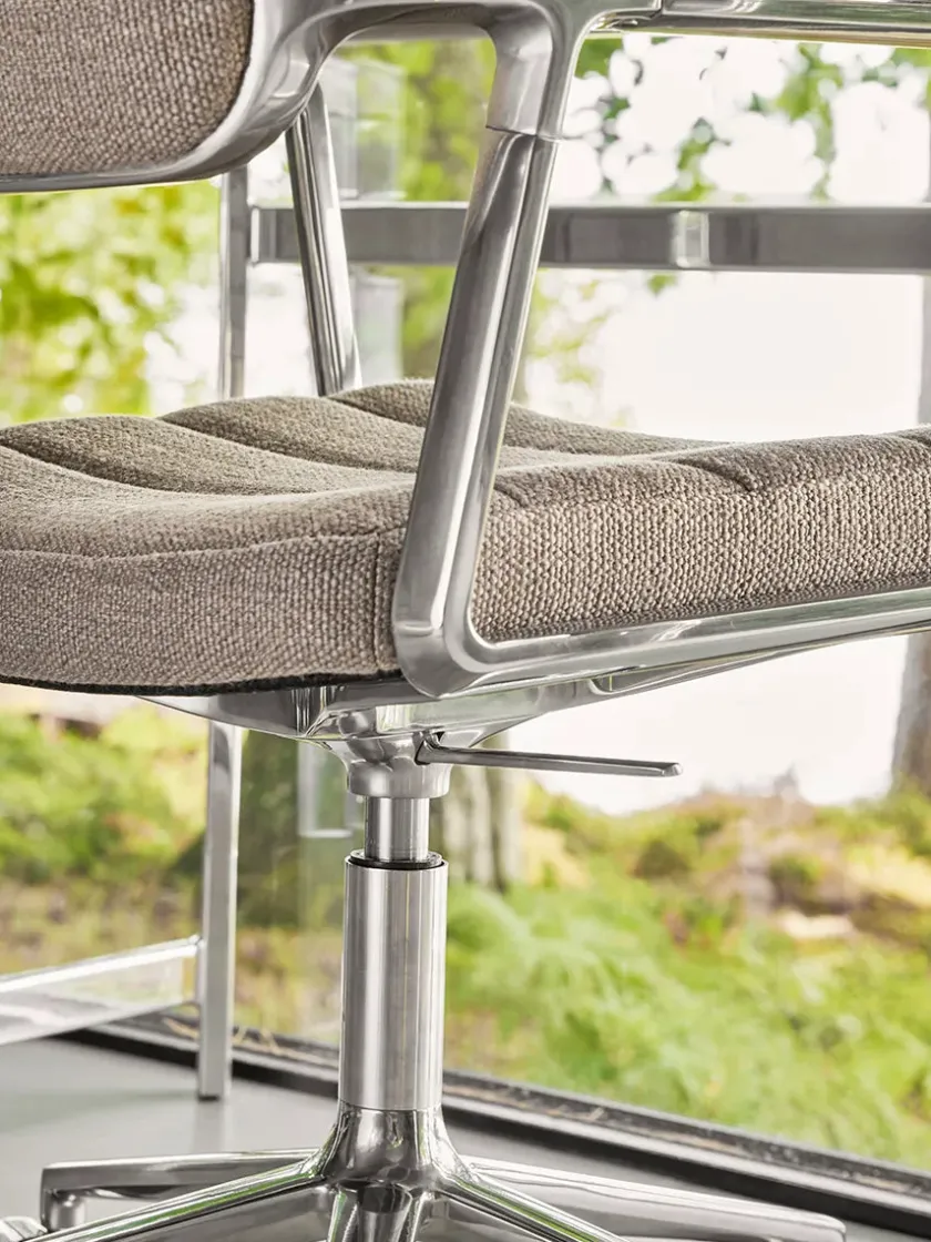 Vipp 453 Swivel+ Chair m/sort stel, sort læder fra> Kontorstole