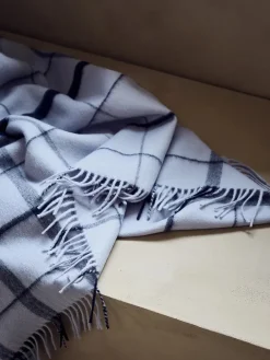 Silkeborg Uldspinderi Warp & Weft Plaid, concrete/midnight fra> Puder Og Plaider