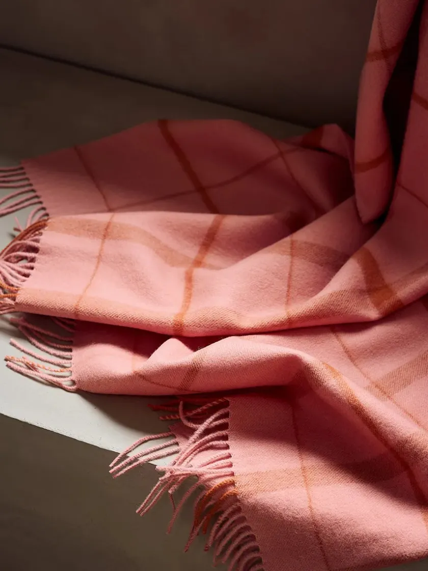 Silkeborg Uldspinderi Warp & Weft Plaid, coral/amber fra> Puder Og Plaider