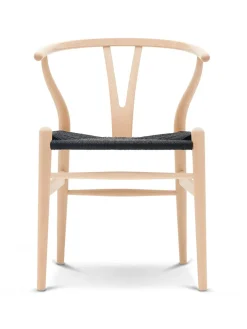Carl Hansen & Søn Y-stol CH24, Bøg sæbe med sort flet af Hans J. Wegner> Spisebordsstole