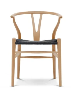 Carl Hansen & Søn Y-stol CH24, Bøg sæbe med sort flet af Hans J. Wegner> Spisebordsstole