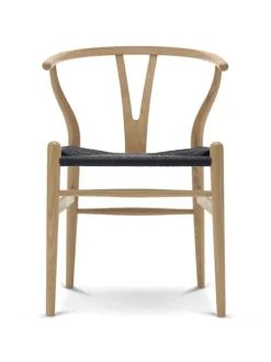 Carl Hansen & Søn Y-stol CH24, Eg sæbe med sort flet af Hans J. Wegner> Spisebordsstole